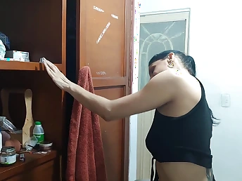 Stepson voyeuristically plumbs stepmom's bathtub and she succumbs nearby his prurience - Spanish porn