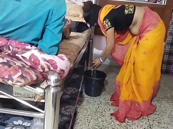 Kamwali's gand gets ferociously wrecked by a chhote babu's fat beefstick