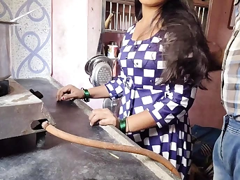 Desi bhabhi ko devar ne kitchen me lekar choda
