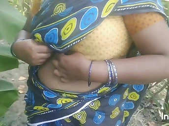 Aunty Saanthi2 gets her pussy pounded unconnected with a big bushwa outdoors