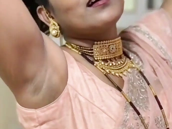Indian housewife Gal flaunts will not hear of cock-squeezing underarms less saree