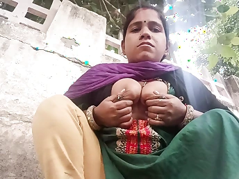 Spectator Indian Bhabhi obtain her snatch and cootchies viscous and ultra-kinky in a homemade peeing session